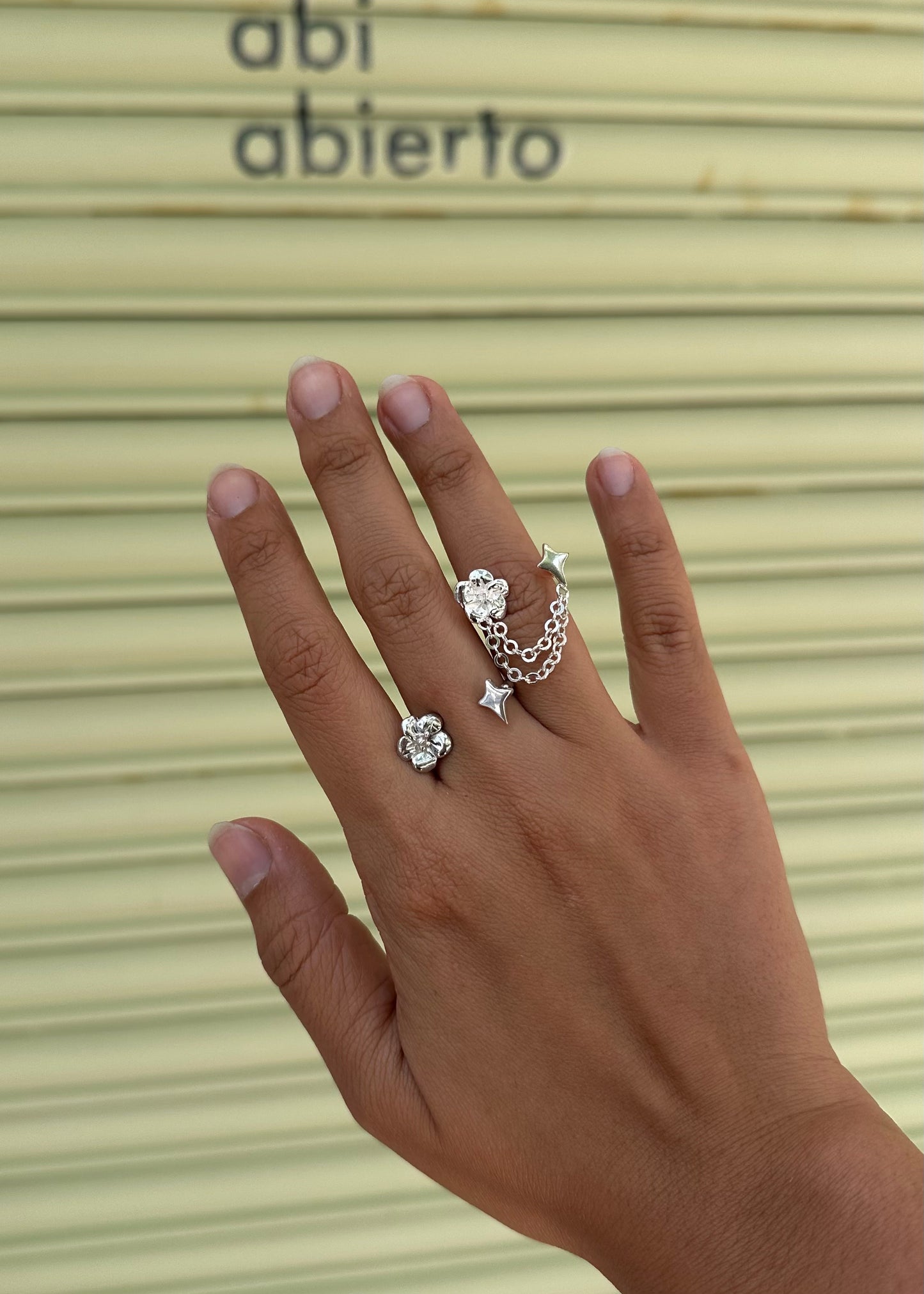 reverie ring on hand, compare with and without chain, amemori