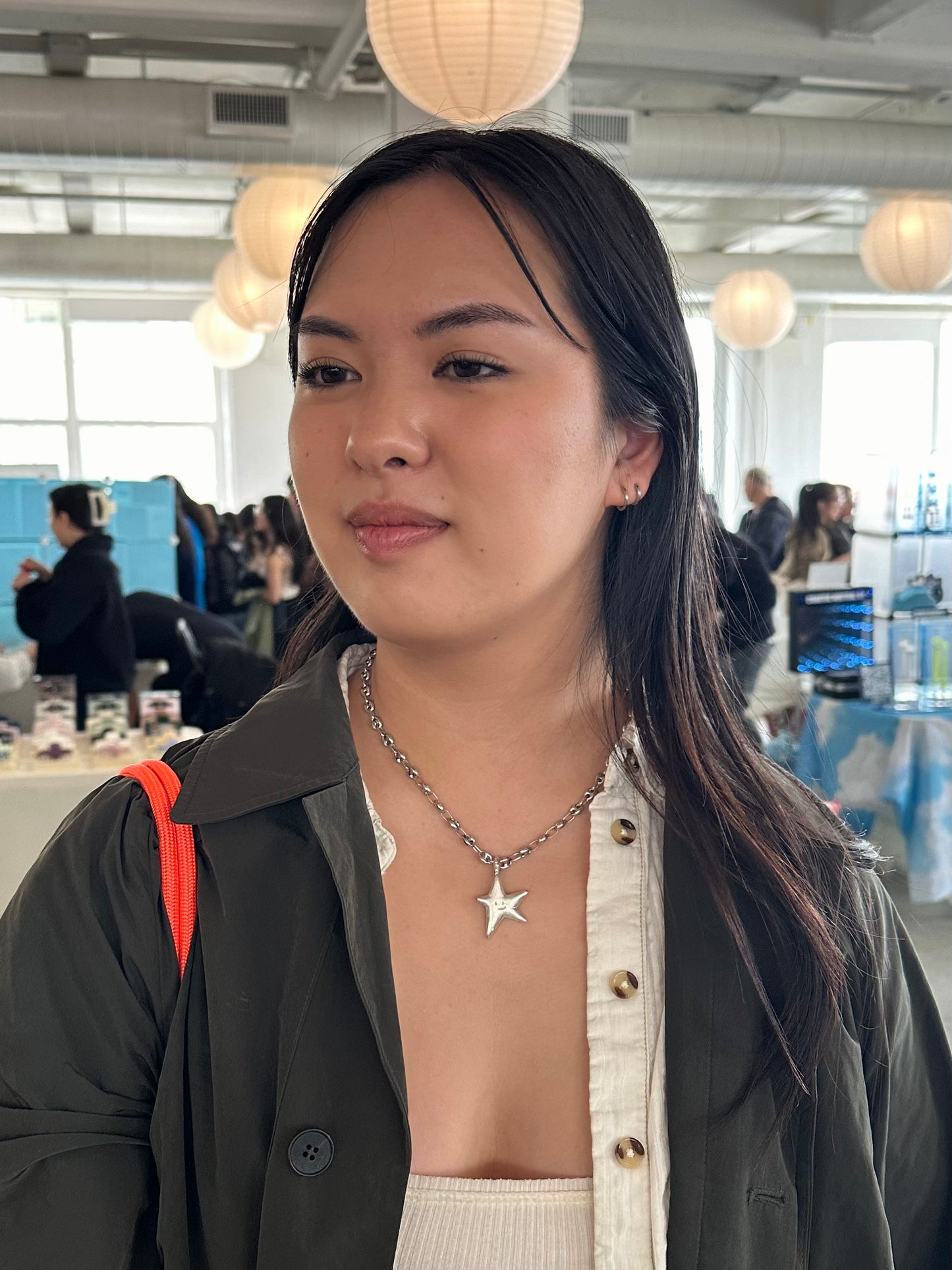brooklyn girl wearing chic smiley star gucci chain silver, amemori