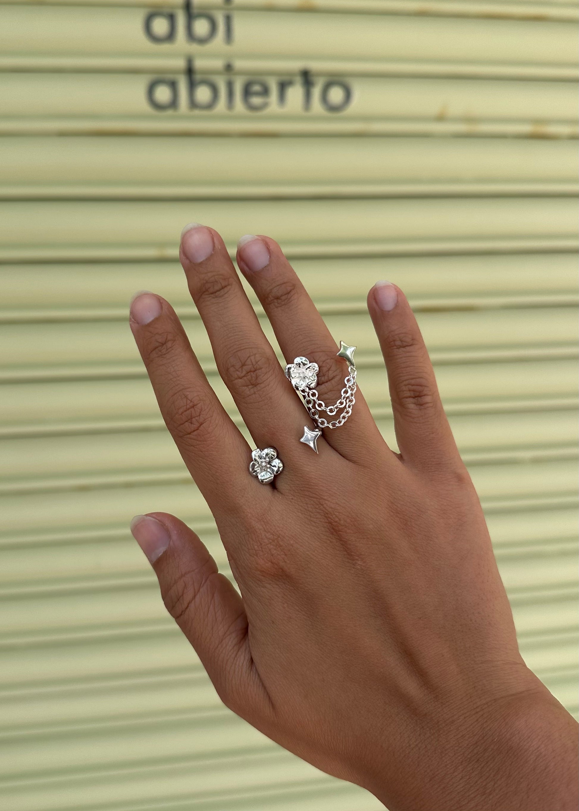 reverie ring on hand, compare with and without chain, amemori
